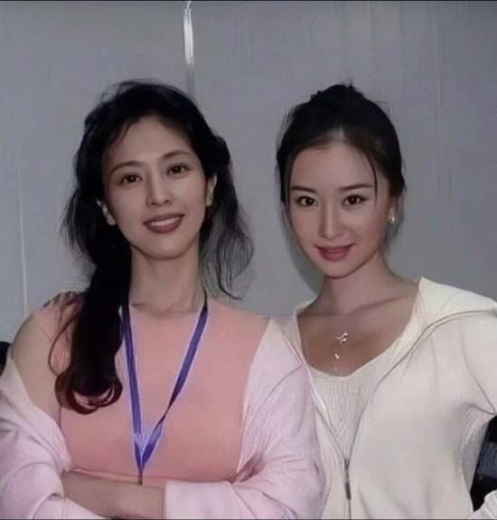 67岁刘晓莉状态惊艳，刘亦菲妈妈气质绝了