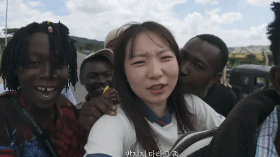 独闯非洲遭围堵强吻，女博主惊魂一刻