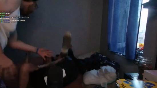 直播中被父亲当众打骂，小主播含泪删号