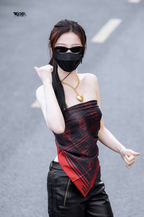 丝巾变抹胸，虞书欣又玩出新高度