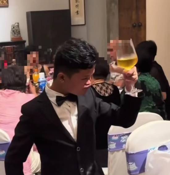 小马云现身横店晚宴，西装革履敬酒不怯场