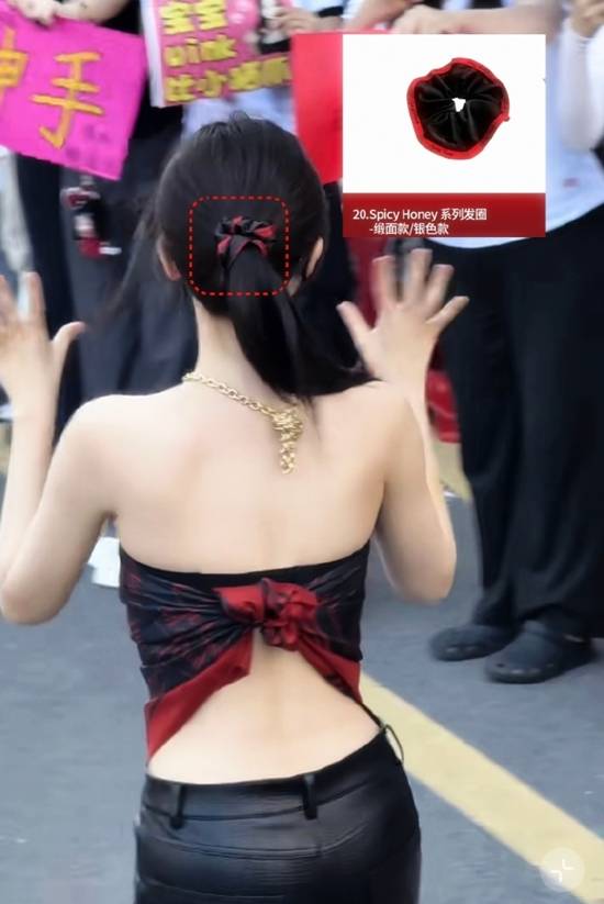 丝巾变抹胸，虞书欣又玩出新高度