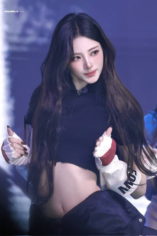 女团演出服太短险走光，成员含泪返场