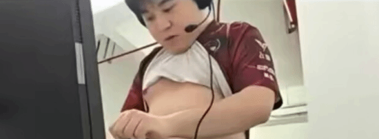 CS2直播事故：女友裤衩抢镜，网友直呼社死