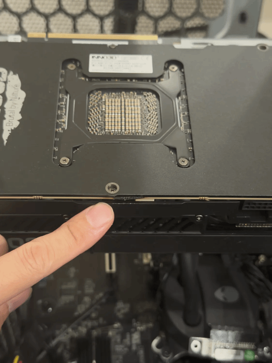 RTX 5090又烧了！这次直接起火