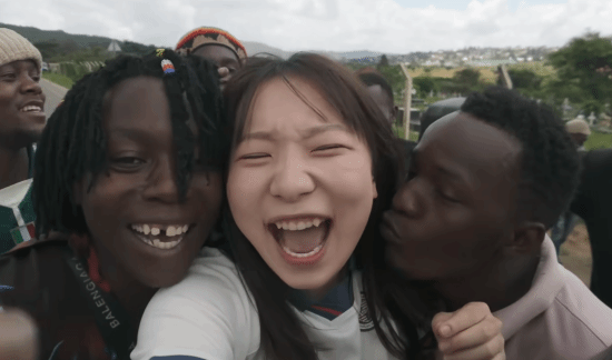 独闯非洲遭围堵强吻，女博主惊魂一刻