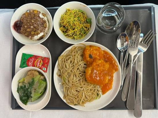空中食堂？15人飞机聚餐引热议