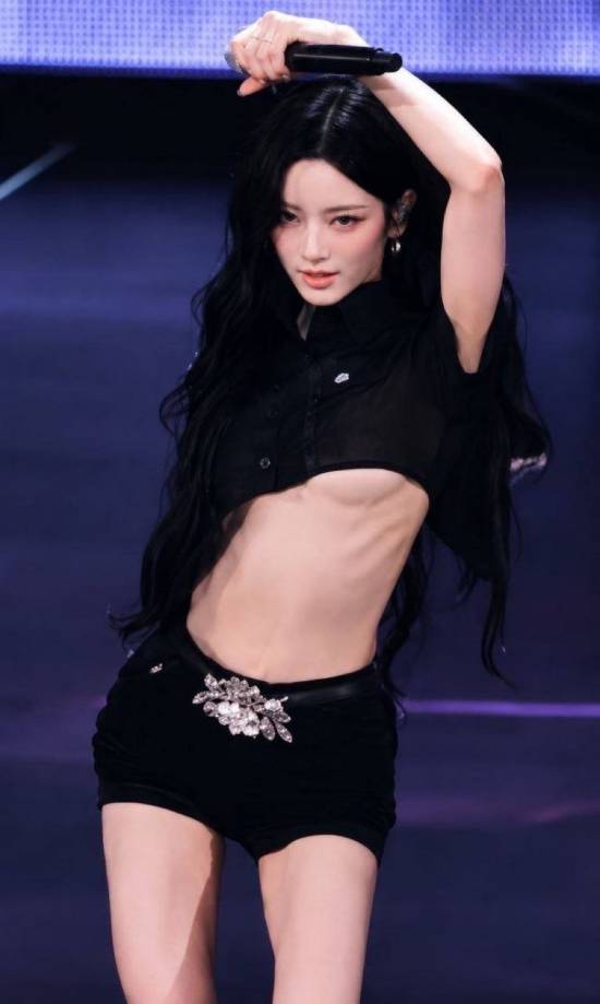 女团演出服太短险走光，成员含泪返场