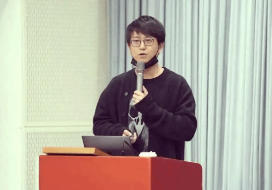杨奇回应周边质疑：原来背后藏着这个秘密