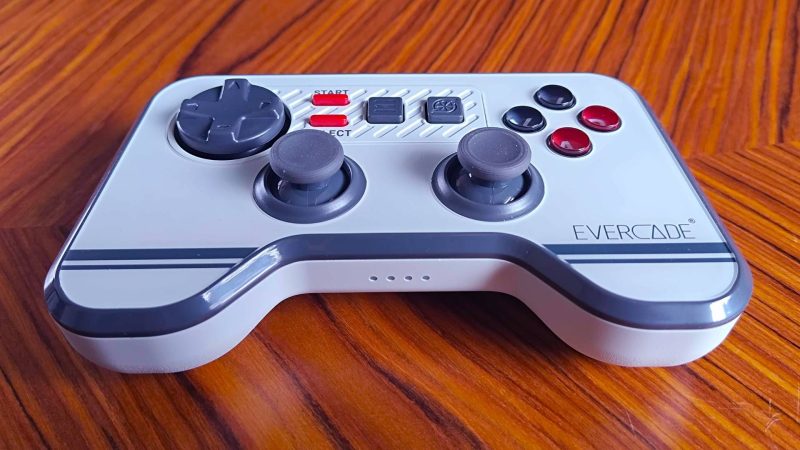 Evercade 推出双摇杆无线手柄，为复古主机引入早期 3D 游戏支持