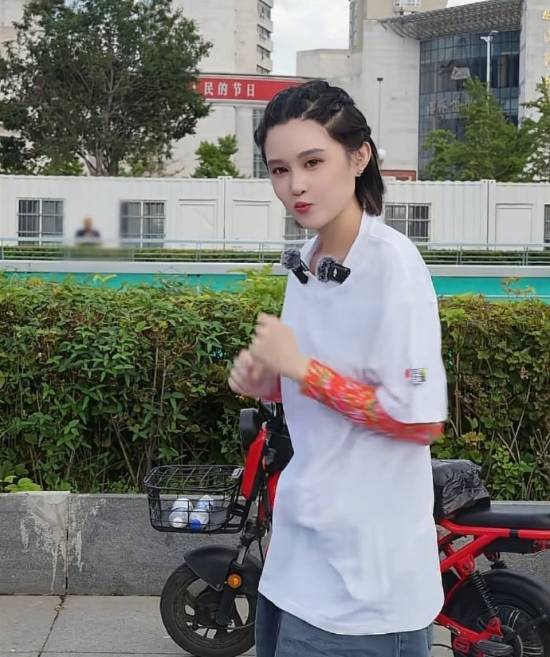 球球自曝做精灵耳，自嘲像猴子引热议