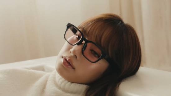 Lisa代言Meta Glasses：实时翻译功能成广告主打