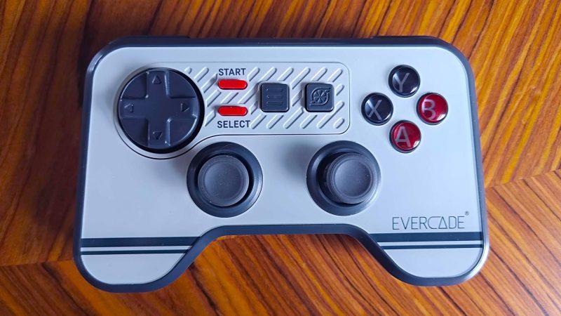 Evercade 推出双摇杆无线手柄，为复古主机引入早期 3D 游戏支持