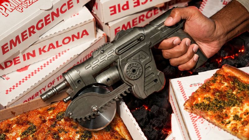 Xbox与Prince St. Pizza合作推出《战争机器：E-Day》主题披萨与60美元原型骑兵链锯披萨刀