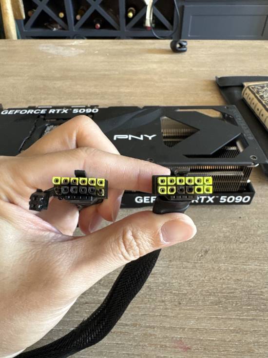 PNY RTX 5090待机烧毁遭拒保，官方称未用原装线