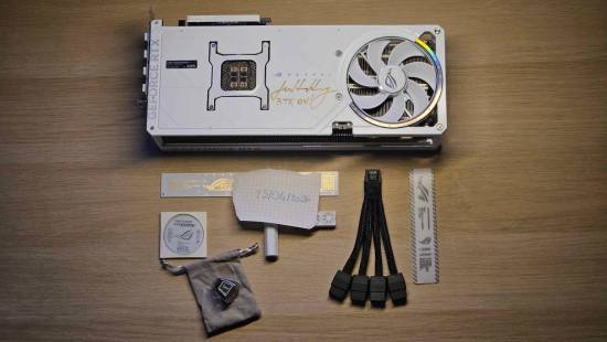 二手市场购入RTX 5090，开箱发现黄仁勋签名全球唯一版