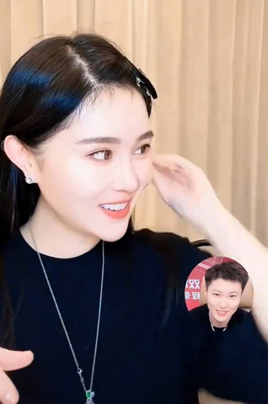 球球自曝做精灵耳，自嘲像猴子引热议