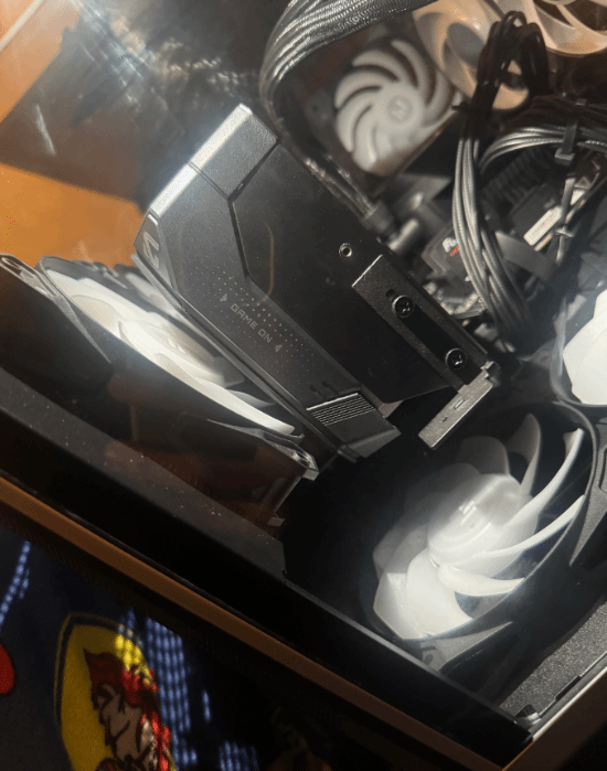 玩家未装显卡支架致RTX 5080风扇扇叶被撞断