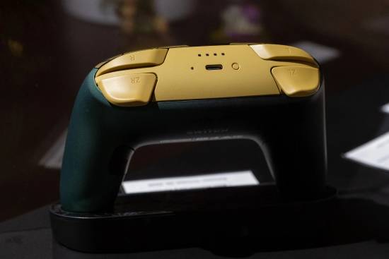 塞尔达传说40周年纪念版Switch 2主机与Pro手柄10月29日发售，Pro手柄真机图公开