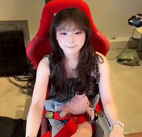 女主播坐