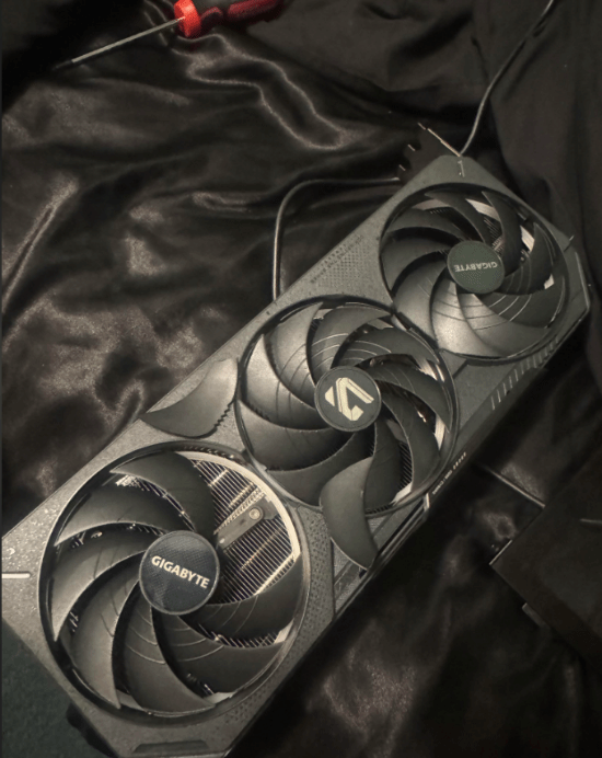 玩家未装显卡支架致RTX 5080风扇扇叶被撞断