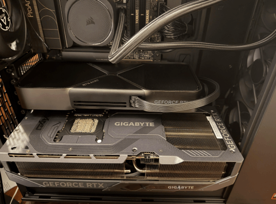 玩家同机安装两款RTX 5090，公版双槽与技嘉近4槽尺寸差异引热议